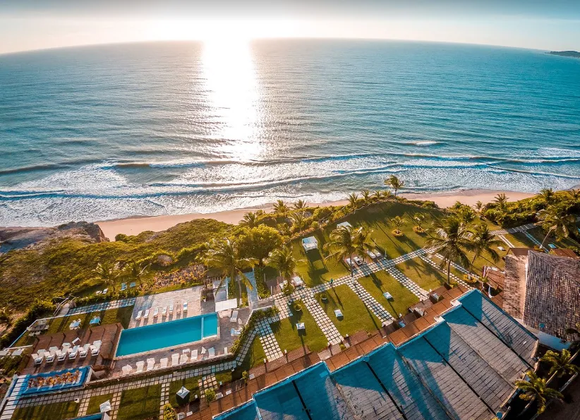 Vista aérea da praia e da área de lazer do Pipa Infinity